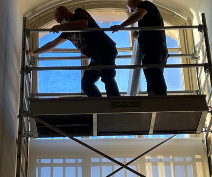 restauration à l’identique de 14 baies de 2 m de large x 5 m de haut avec 28 stores au Louvre