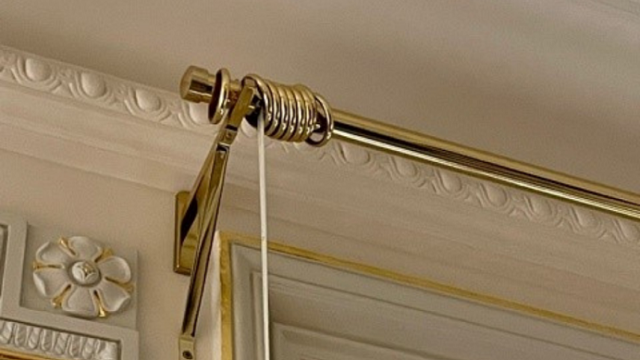 Tringle laiton patiné verni avec système de tirage à cordon intégré