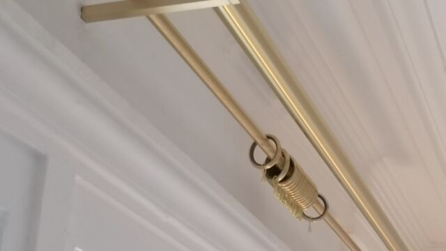 double tringle droite à tirage main D28/D20 sur fers à pointe avec couvre-broches et rosaces quadri, anneaux silencieux avec décor laiton brossé.