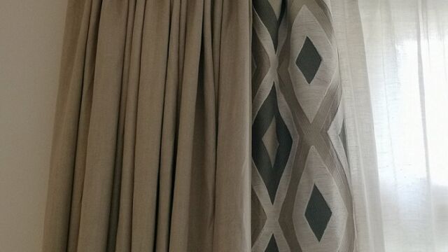 Tringle double décor laiton brossé avec fers à pointe, couvre-broches et rosaces quadri, anneaux silencieux.