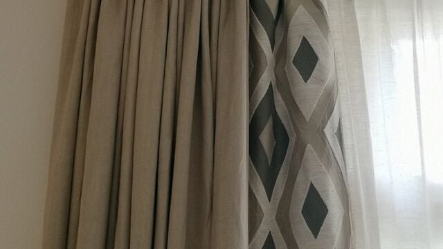 Tringle double décor laiton brossé avec fers à pointe, couvre-broches et rosaces quadri, anneaux silencieux.