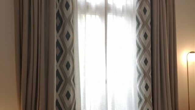 Tringle laiton pour voilages et rideaux avec anneaux silencieux et rosace quadri, décor laiton brossé.