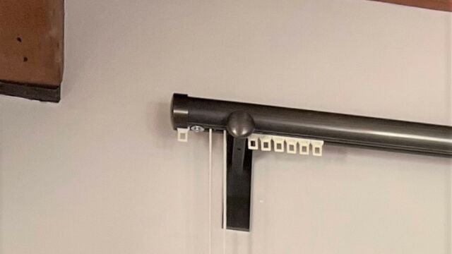 rail intégré dans tringle à tirage cordon