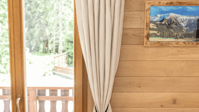 Fabriquée en France, gainée cuir à la main.