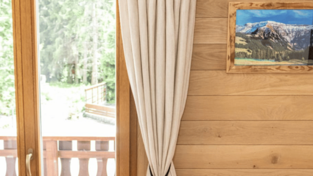 Fabriquée en France, gainée cuir à la main.