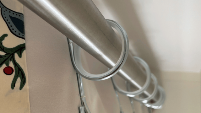 Tringle à rideaux inox brossé façon nickel mat, anneaux flamands avec insert silencieux transparent.
