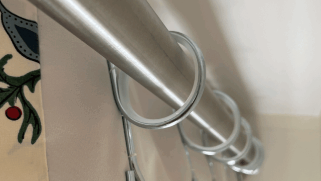 Tringle à rideaux inox brossé façon nickel mat, anneaux flamands acier zingué avec silencieux transparent.
