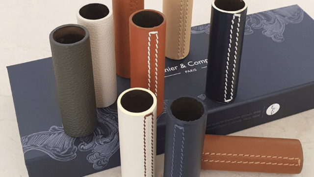 Boite échantillons de tringles gainées cuir à la main