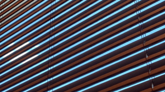 Fabriqués sur mesure pour un hôtel de luxe à Mexico, stores à lamelles cuir 50 mm