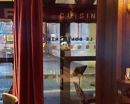 Rail coloris epoxy Gold soft, forme sur mesure pour un sas de restaurant