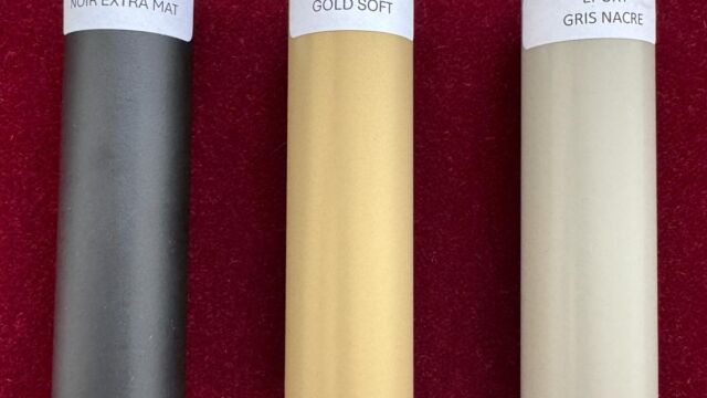 Gold soft, gris nacré et noir extra mat enrichissent notre sélection de teinte epoxy haute longévité pour tringles à rideaux et accessoires