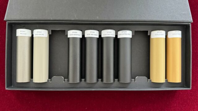 3 teintes d'or, 4 noirs différents et