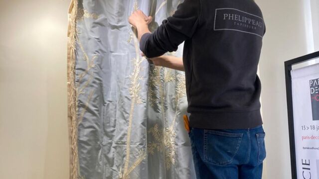 Tringles et accessoires recouverts de passementerie.