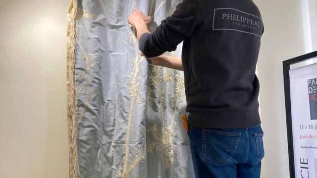 Tringles et accessoires recouverts de passementerie.