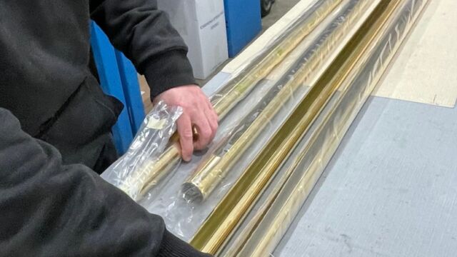 préparation d'une tringle décorative motorisée fabriquée sur mesure