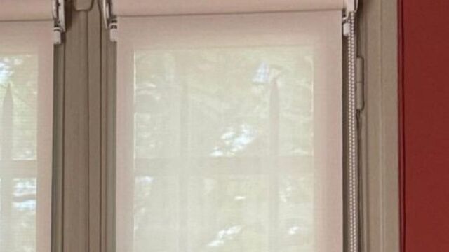 Toile Mermet Screen SV 5%, coloris blanc lin, chaînettes métal
