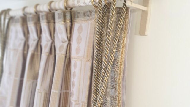 La tringle et les accessoires sont habillés de finition passementerie