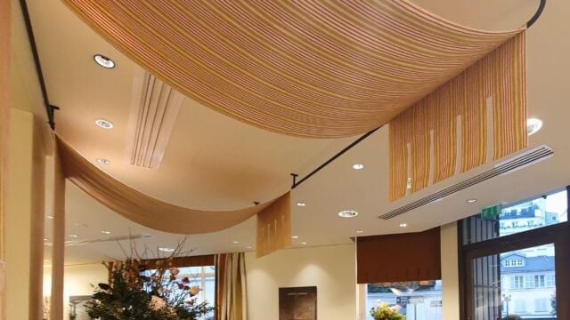 Fabrication sur mesure dans nos ateliers, finition époxy noir mat pour le showroom Manuel Canovas