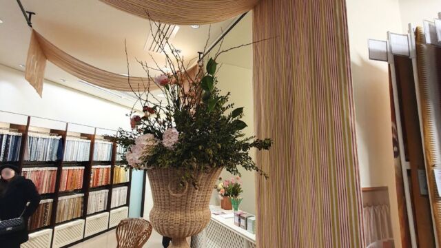 Tringles arrondies posées au plafond dans le showroom Manuel Canovas, décor époxy noir mat