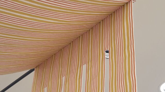 Tringle coudée pose plafond pour le showroom manuel canovas, finition couleur noir mat
