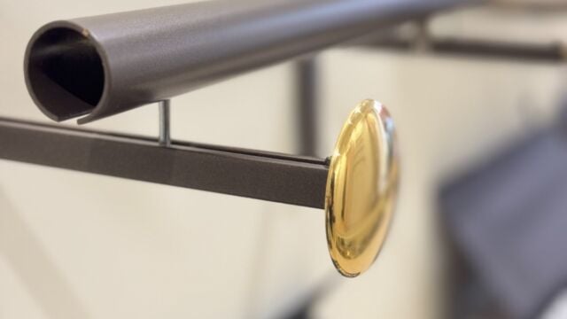 Accessoires laiton épurés pour tringles à rideaux
