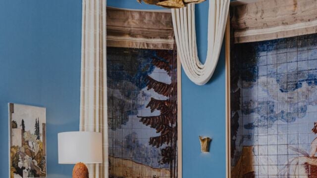 Tringles bouts arrondis et épousant la courbe du mur du showroom Jouffre New-Yor