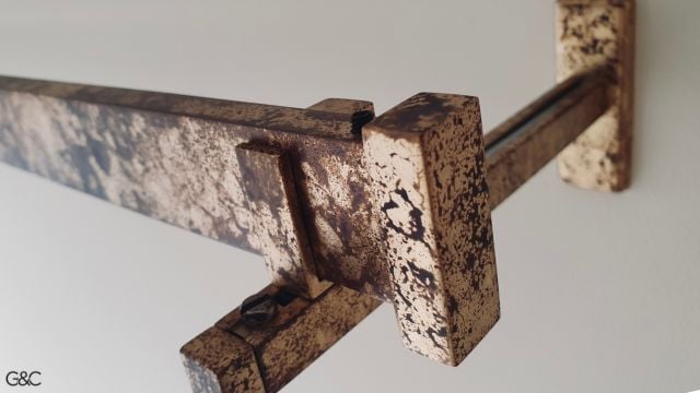 La tringle et les accessoires sont décorés par électrolyse, ton laiton marbré