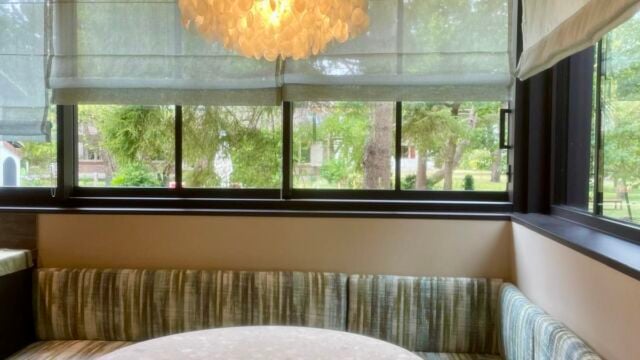 La couleur du profil et de la chaînette métal sont assortis.