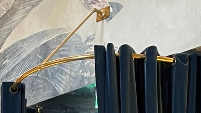 Tringle à rideaux cintrée à la forme en laiton massif poli verni