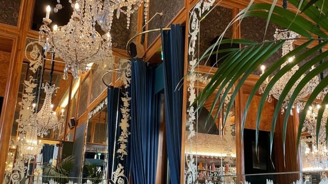 Tringle laiton poli verni cintrée en demi-lune pour l'entrée d'un restaurant