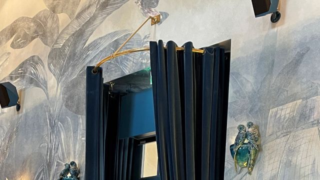 Tringle pour sas d'entrée d'un restaurant, fabriquée sur mesure en laiton poli verni