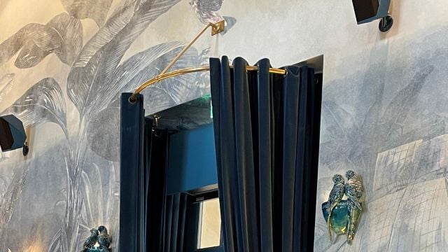 Tringle pour sas d'entrée d'un restaurant, fabriquée sur mesure en laiton poli verni